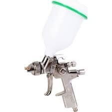 Profesyonel Boya Tabancası Üstten Depolu 600cc 1.3mm - Profesyonel HVLP boya tabancası, üstten depolu 600cc kapasiteli ve 1.3 mm meme. Ince viskoziteli (vernik, polyester finiş) için tasarlanmıştır; vernik, son kat, oto boya finiş, hassas detay işlerinde tercih edilir. Oto boyacı finiş, mobilya finiş uzmanı mesleklerine yönelik. Yerçekimi besleme, dikey yüzey, %60-80 az boya israfı.